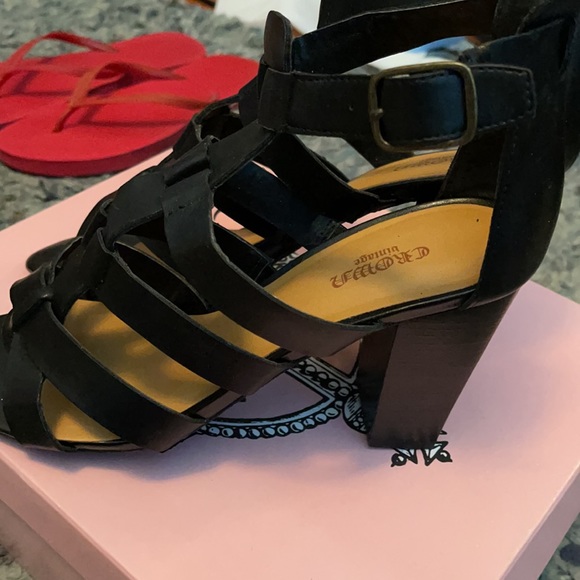 DONATED TO CHARITY.            CROWN VINTAGE 100% genuine leather gladiators - Picture 4 of 4